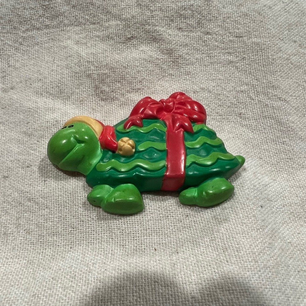 Vintageβ Christmas Turtle Fridge Magnet Green Resin Holiday Gift Wrap Santa Hat